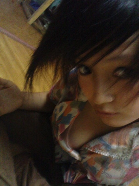 Asiatische Coed geht voll nackt in Couch zeigt squeezable Titten
 #69873502