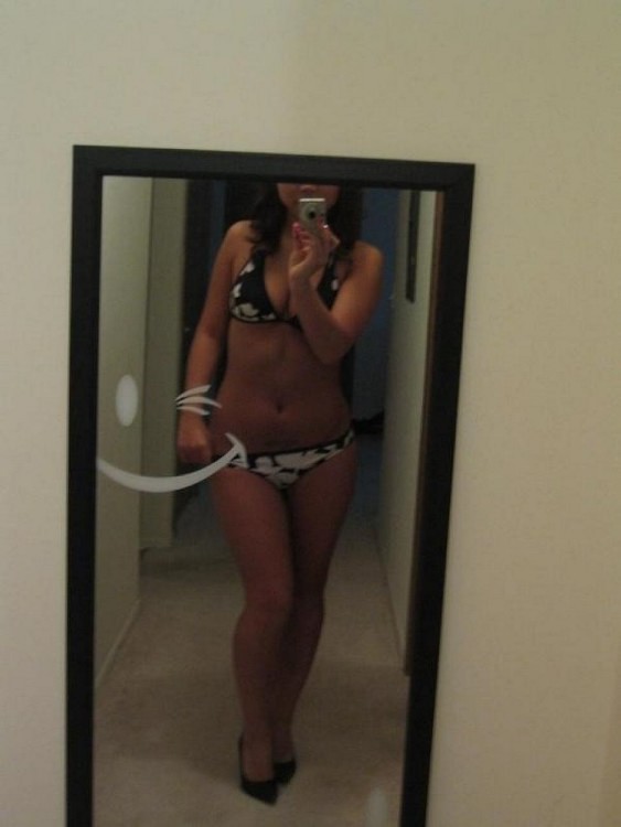 Asiatische Coed geht voll nackt in Couch zeigt squeezable Titten
 #69873586