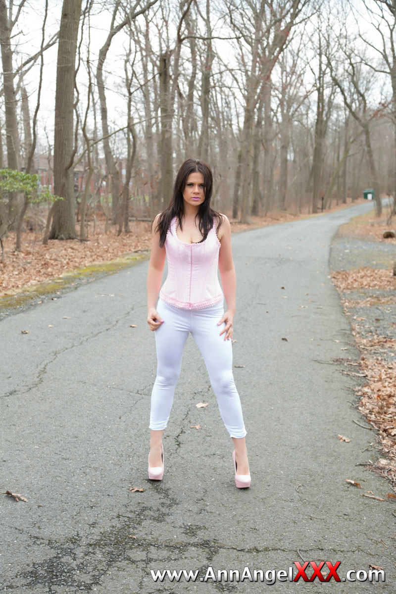 Sexy Brünette in ihrem rosa Korsett und Yoga-Hosen
 #72584702