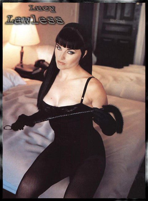 Lucy Lawless sexy posant des photos
 #75444727