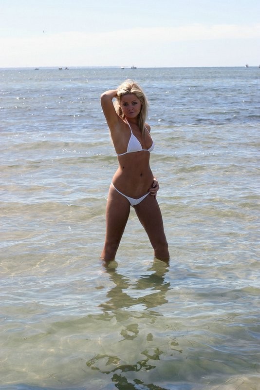 Une blonde sur la plage s'amuse avec son petit cul dans le sable... délicieux !
 #72237895