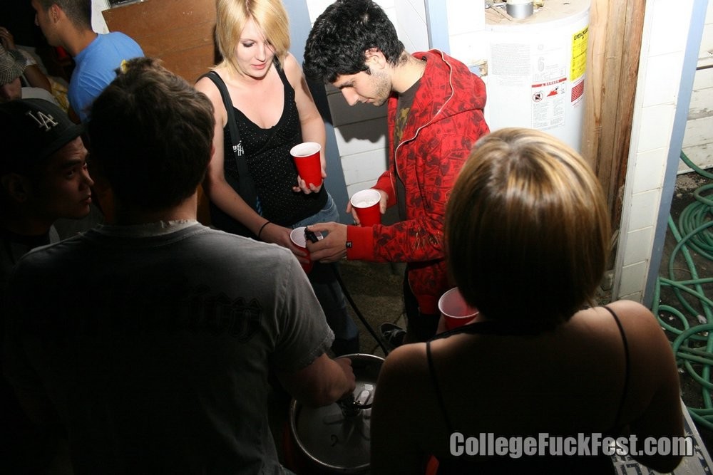 Schlampe fickt Schwanz und bekommt jizzed in einem College frat Partei
 #70926805