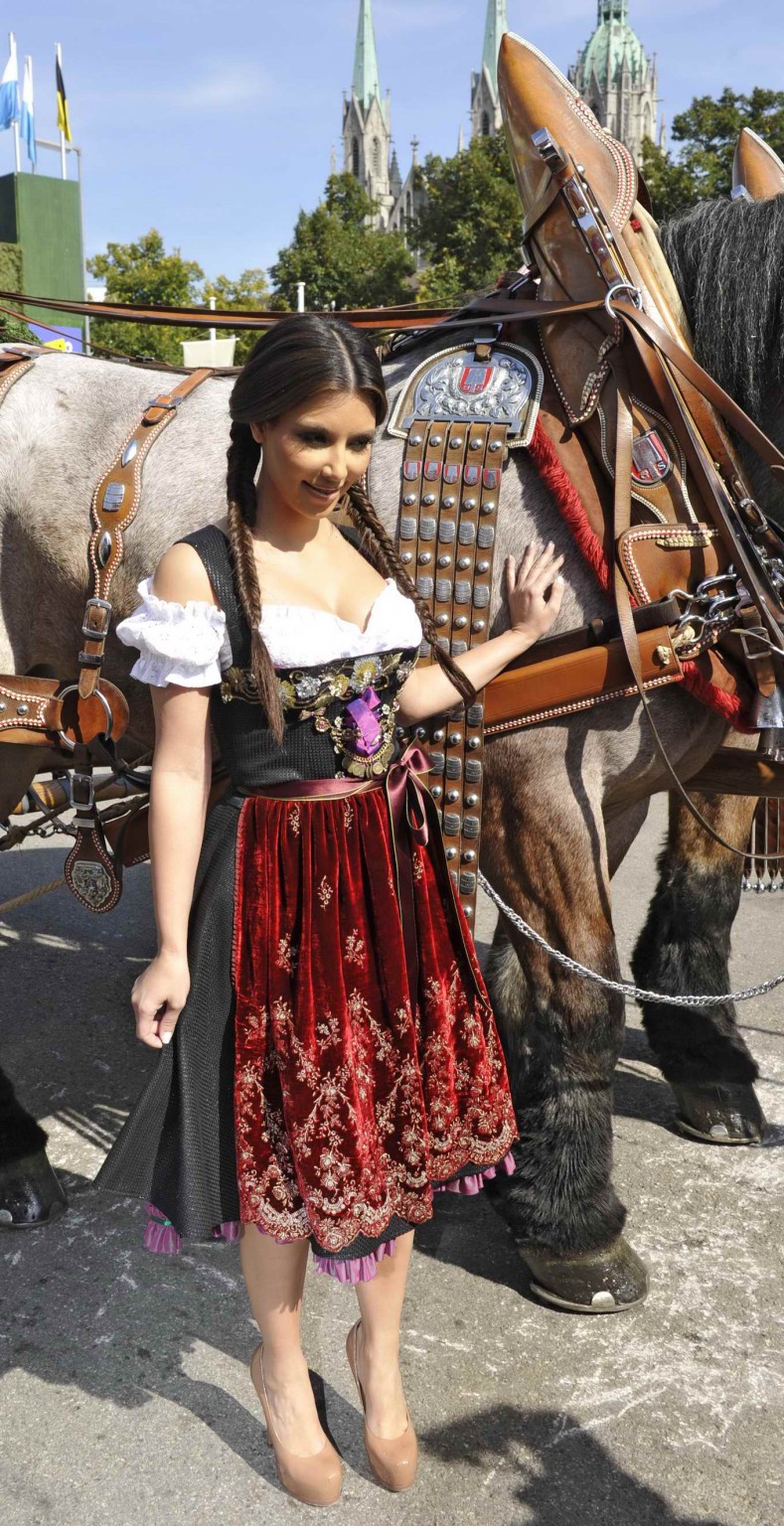 Kim kardashian busty in folkware tedesco all'oktoberfest di Monaco
 #75332156