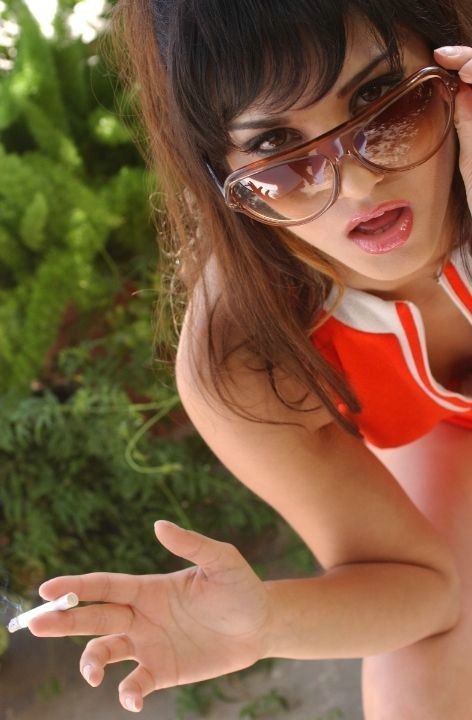 La star du porno Sunny Leone fume nue dans un café en plein air.
 #71008045