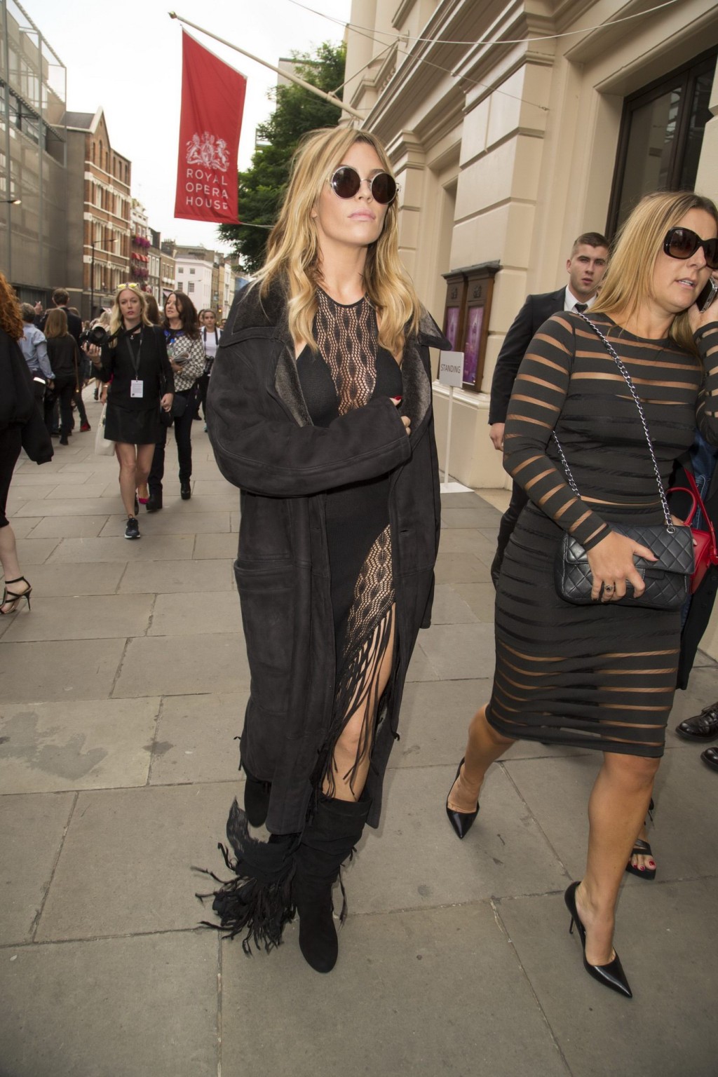 Abigail clancy exhibe ses seins dans une robe noire courte et moulante chez Julien Macdon.
 #75186116