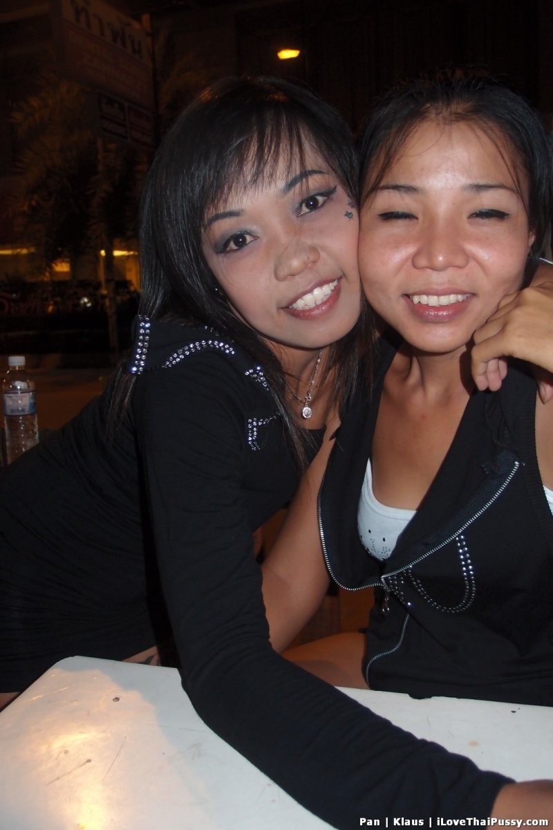 Putes thaïlandaises payées pour baiser un touriste sexuel suédois sans préservatif Salopes asiatiques
 #67984467
