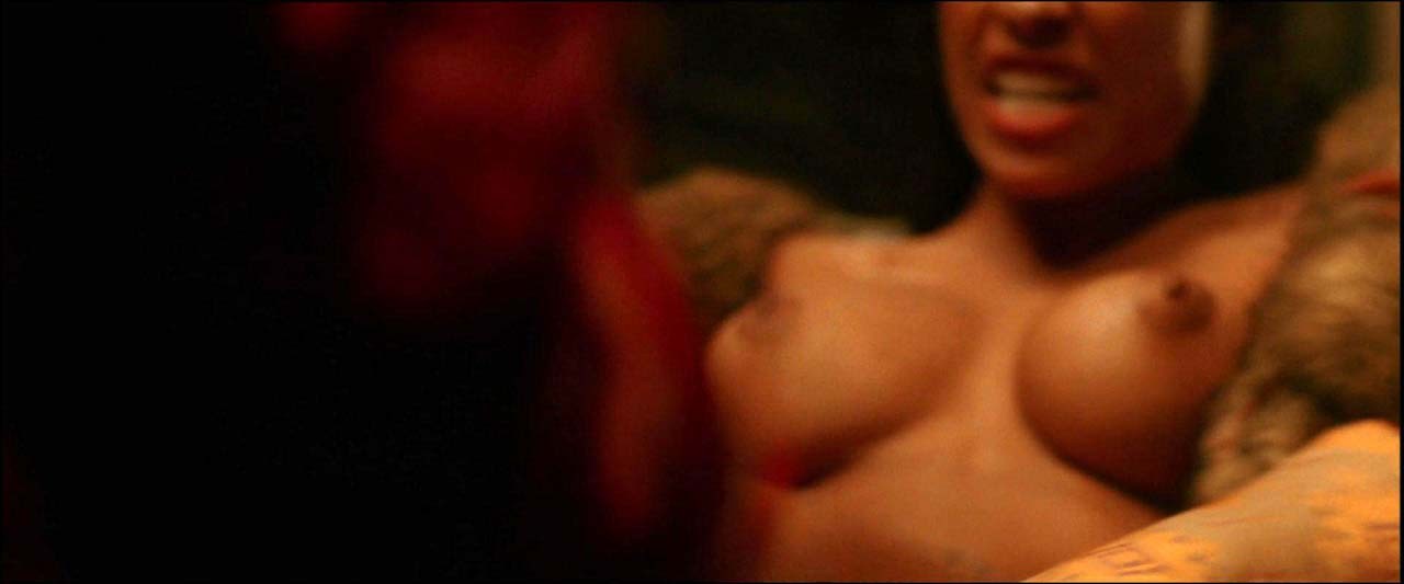 Rosario dawson entblößt ihre schönen großen Brüste und fickt hart im Film
 #75305972