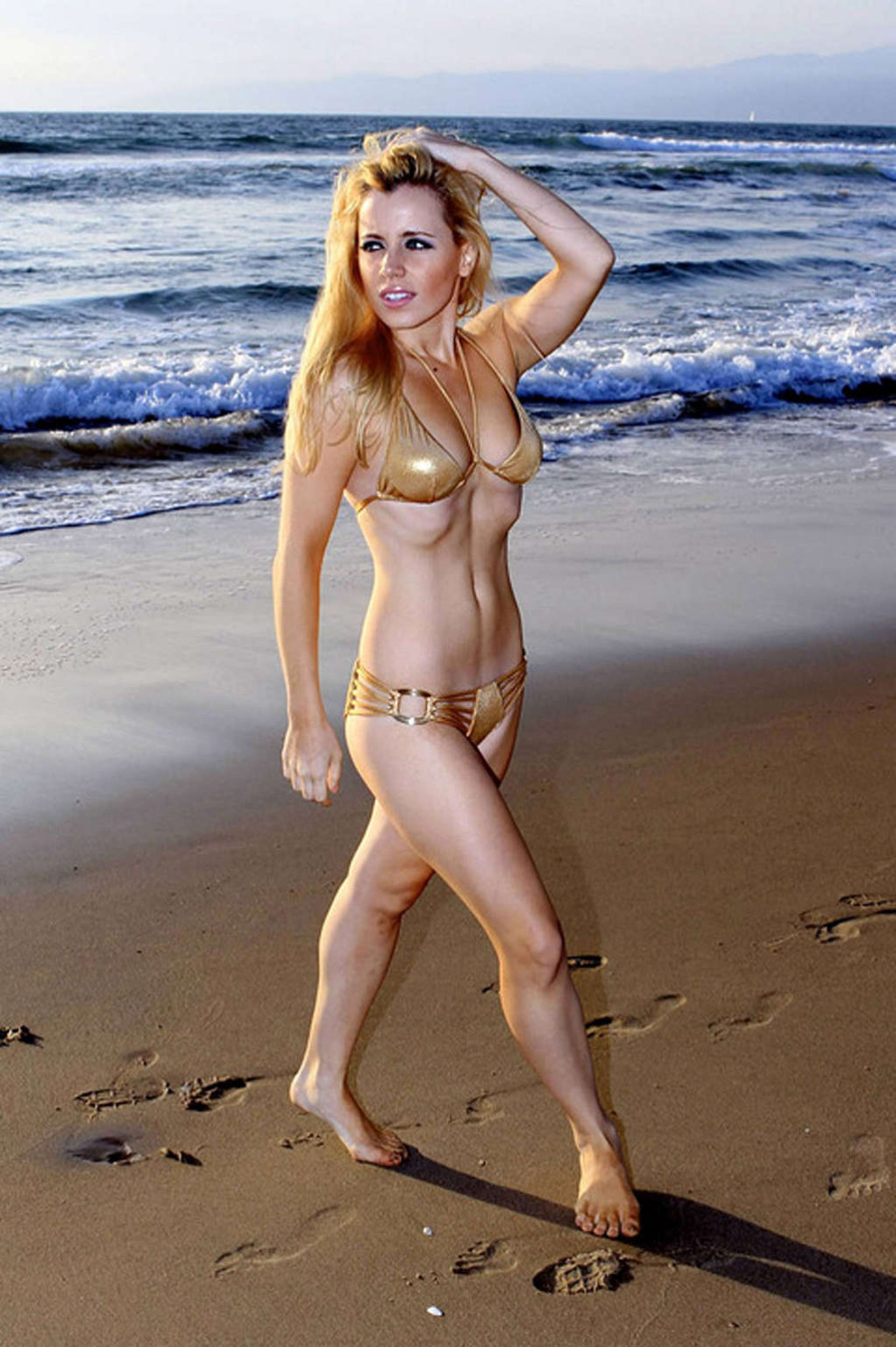 Jaimie Hilfiger guardando sexy in bikini e jeans sulla spiaggia
 #75360968