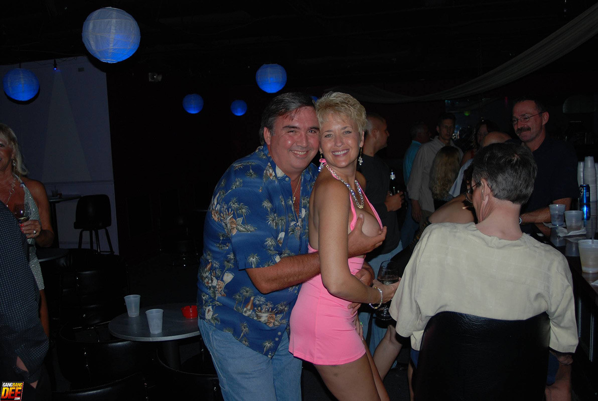 Dee et les femmes sexy organisent une autre rencontre avec les membres du bar en octobre 2010.
 #76784409