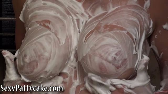 Rubia desordenada pattycake frota glaseado blanco en sus tetas y el culo en el showe
 #70069032
