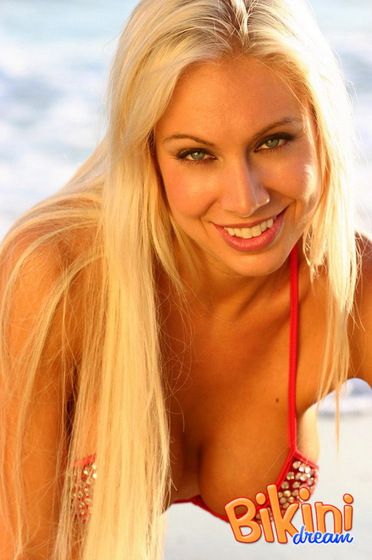 Blonde sexy en bikini sur la plage
 #73190332