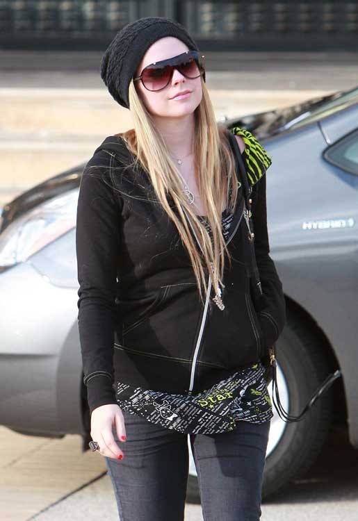 Avril Lavigne very nice boobs in sexy bikini #75369148
