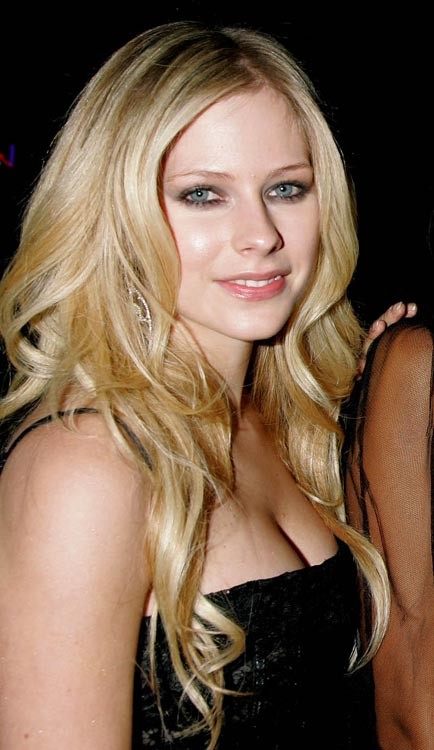 Avril Lavigne very nice boobs in sexy bikini #75369173