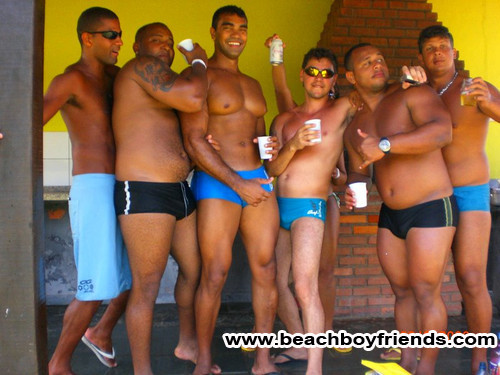 Des gars chauds nous taquinent avec leurs maillots sexy sur la plage.
 #76945880
