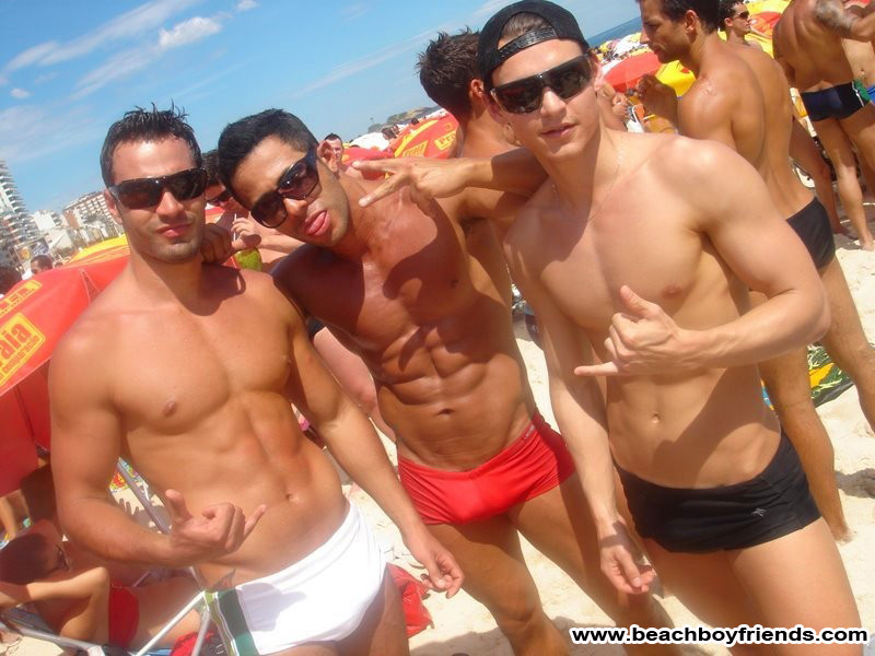 Des gars chauds nous taquinent avec leurs maillots sexy sur la plage.
 #76945896
