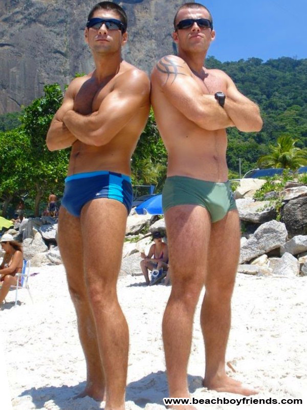 Des gars chauds nous taquinent avec leurs maillots sexy sur la plage.
 #76945910