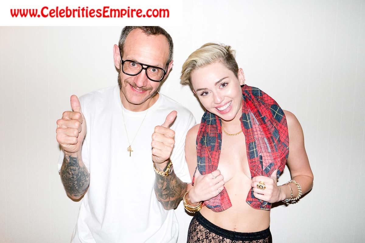 Miley cyrus posa en topless y desnuda con medias de rejilla
 #70801418