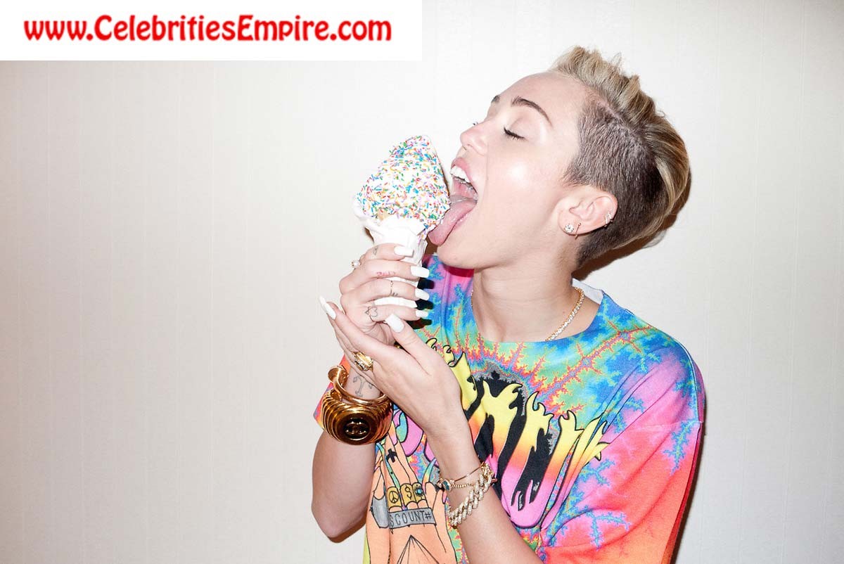 Miley cyrus posiert oben ohne und nackt in Netzstrumpfhosen
 #70801482