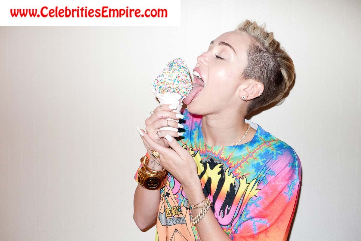 Miley Cyrus pose seins nus et nue dans des collants en résille.
 #70801482