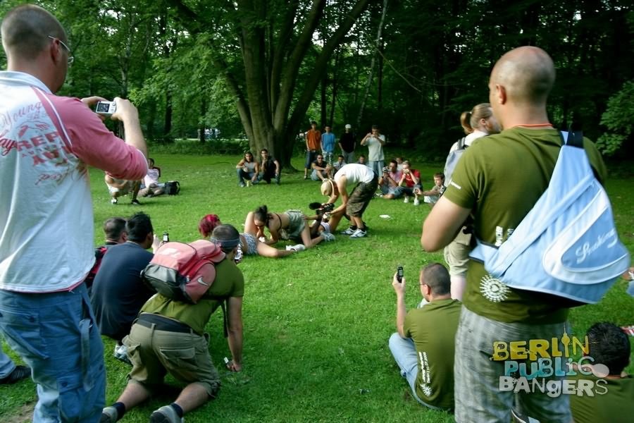 Salopes amateurs allemandes coquines faisant un show lesbien en plein air en public
 #76768635