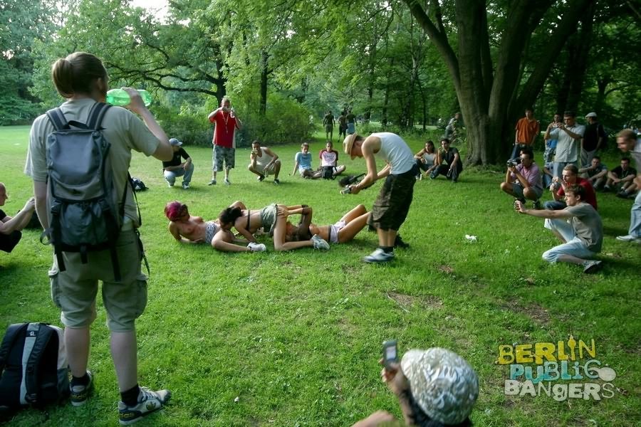 Salopes amateurs allemandes coquines faisant un show lesbien en plein air en public
 #76768663