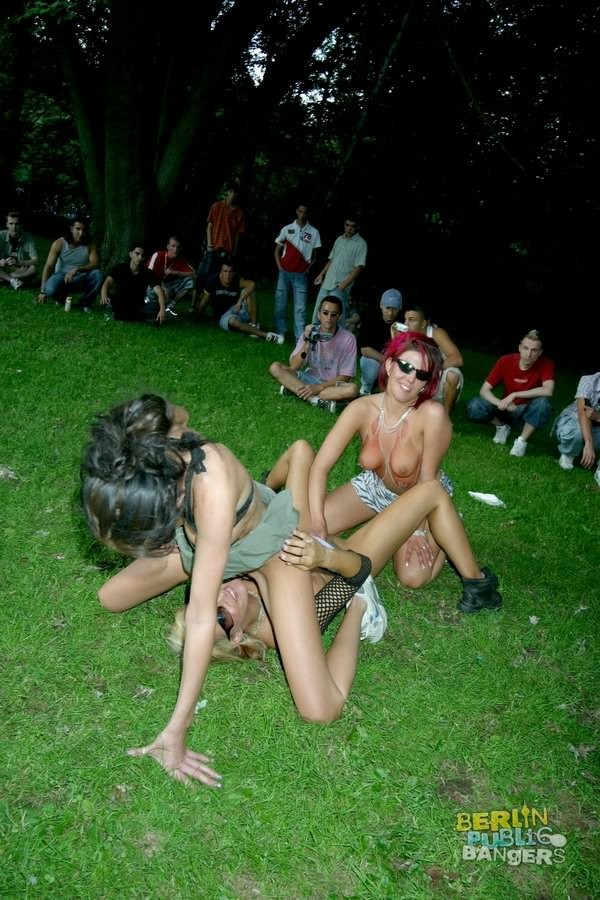 Salopes amateurs allemandes coquines faisant un show lesbien en plein air en public
 #76768683