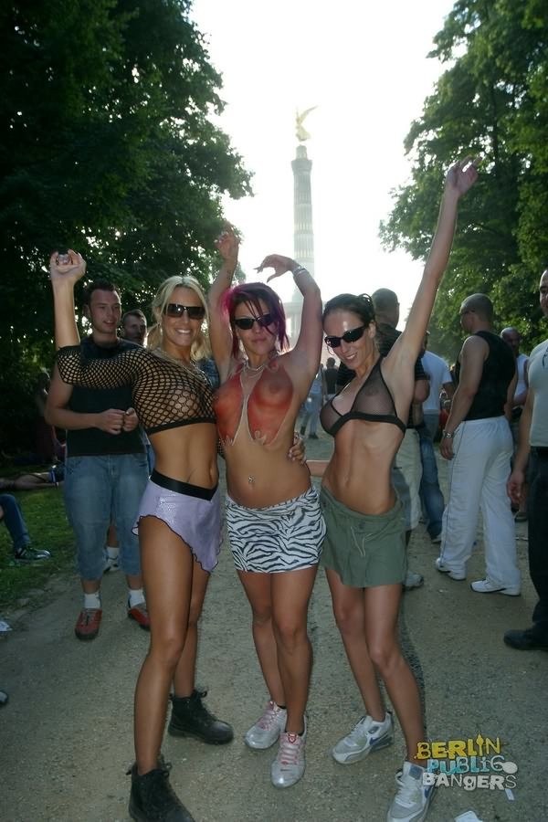Salopes amateurs allemandes coquines faisant un show lesbien en plein air en public
 #76768690