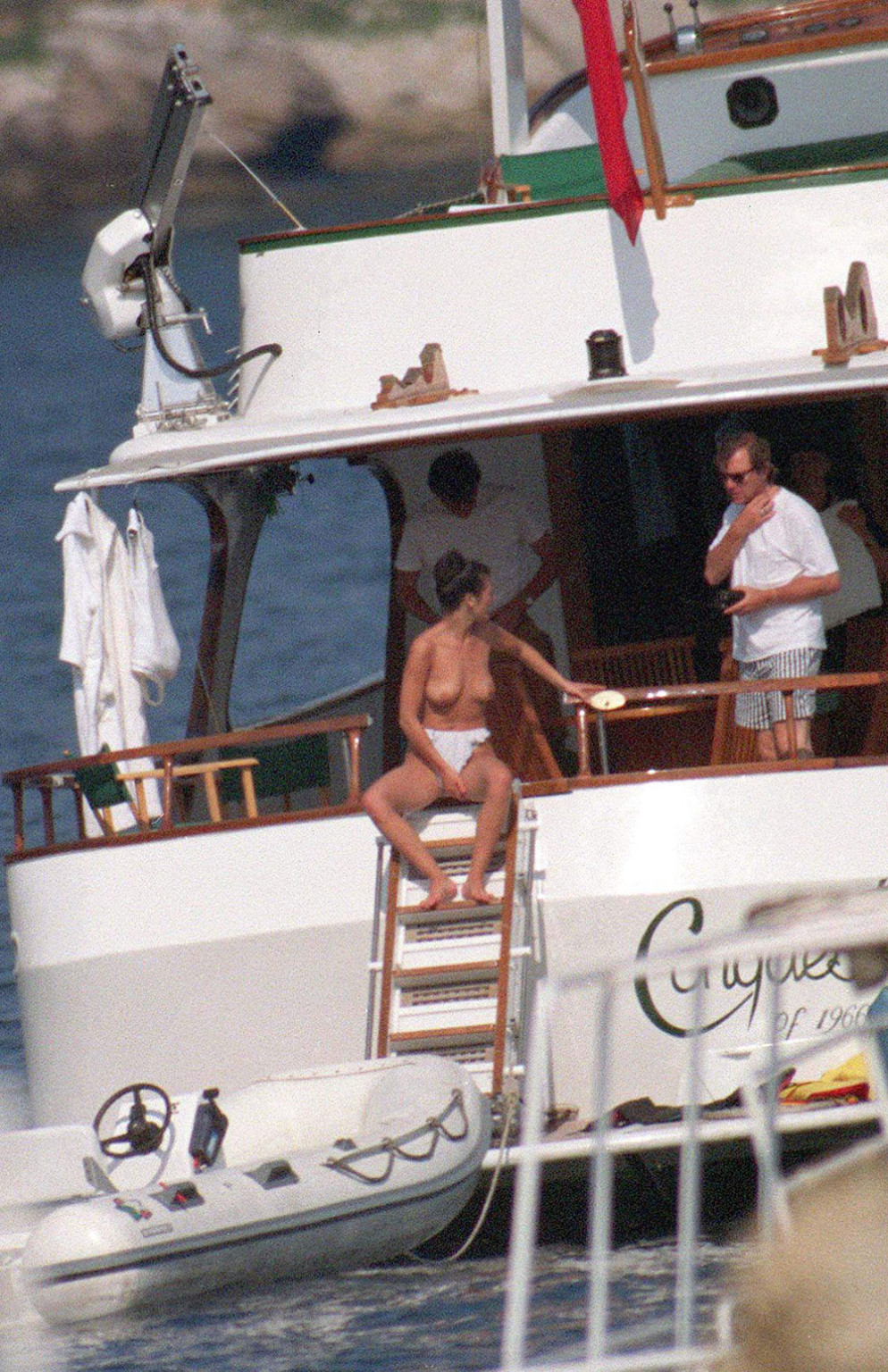 Catherine zeta jones prenant un bain de soleil seins nus
 #75279498