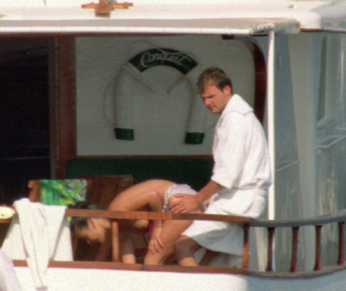 Catherine zeta jones tomando el sol en topless
 #75279504