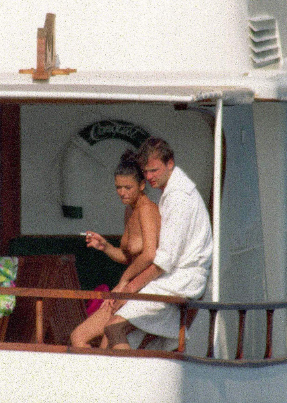 Catherine zeta jones tomando el sol en topless
 #75279513