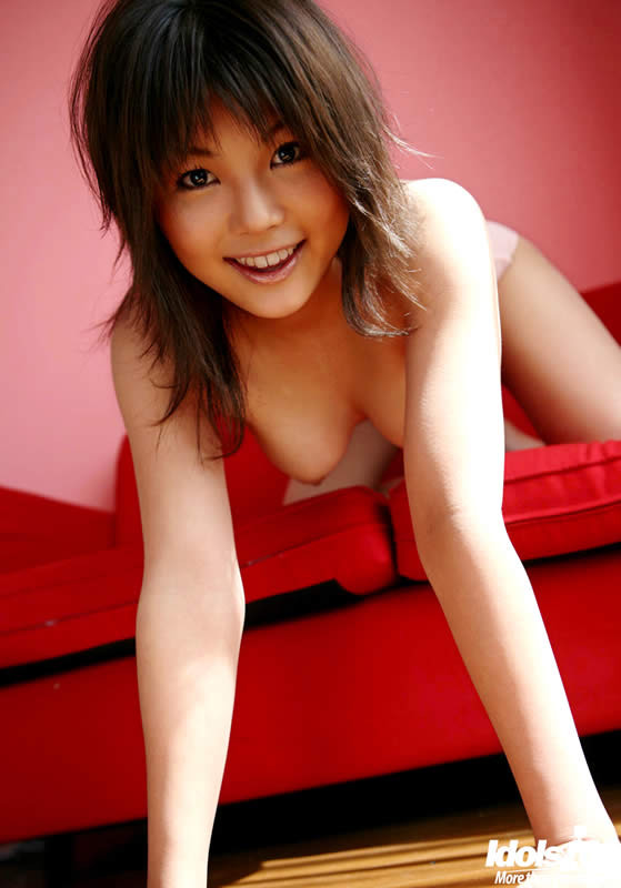 Perky japanisches Mädchen mit großen Brüsten
 #69966074