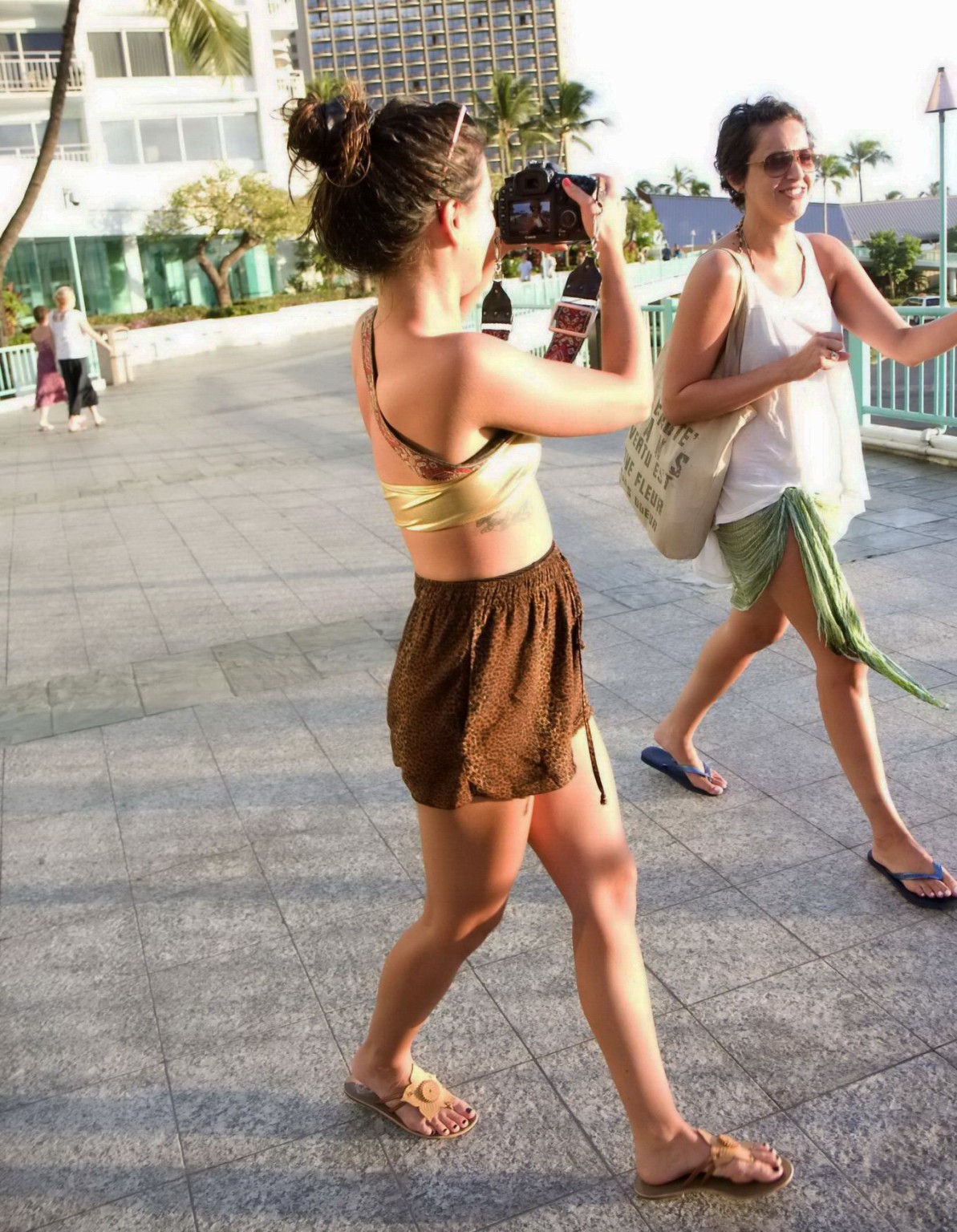 Shenae Grimes trägt ein goldenes Bikinioberteil und Shorts bei der Eröffnung der Waikiki Edition
 #75219786