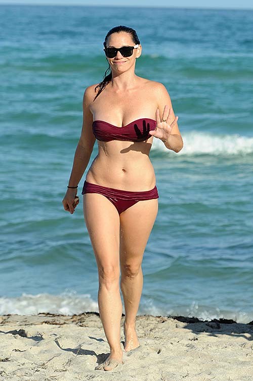 Jessica sutta che espone il corpo sexy e il culo caldo in bikini sulla spiaggia
 #75281907