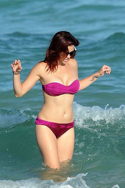 Jessica sutta che espone il corpo sexy e il culo caldo in bikini sulla spiaggia
 #75281910
