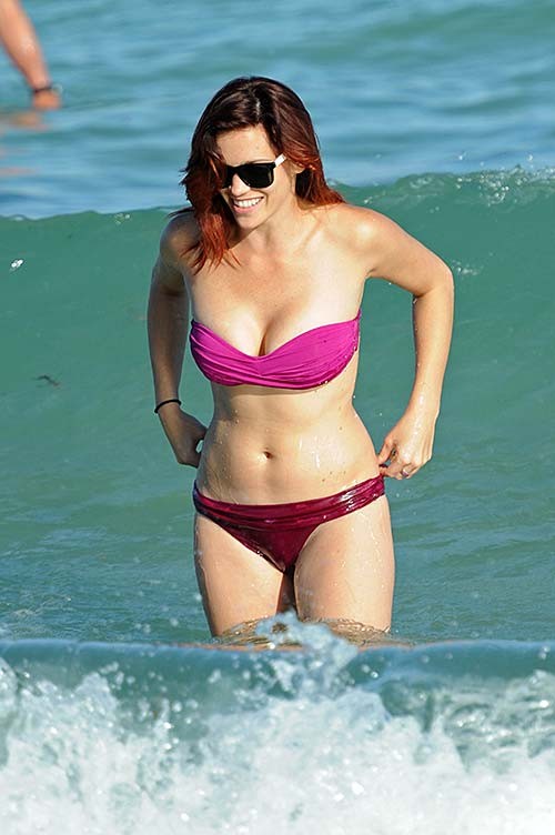 Jessica sutta che espone il corpo sexy e il culo caldo in bikini sulla spiaggia
 #75281937