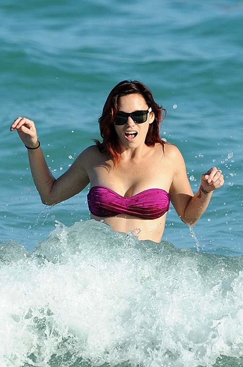 Jessica sutta exposant son corps sexy et son cul chaud en bikini sur la plage
 #75281942