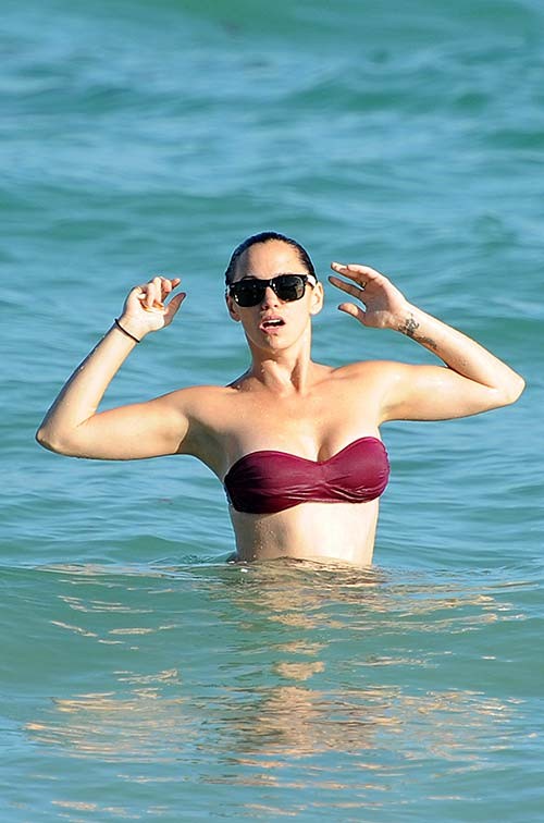 Jessica sutta che espone il corpo sexy e il culo caldo in bikini sulla spiaggia
 #75281951