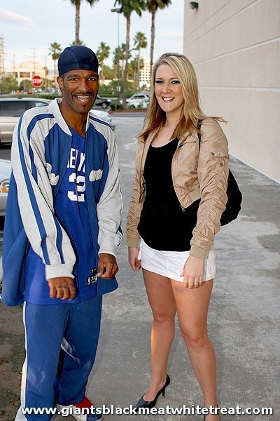 Rubia cachonda desliza una enorme polla negra en lo más profundo de su coño
 #77796852