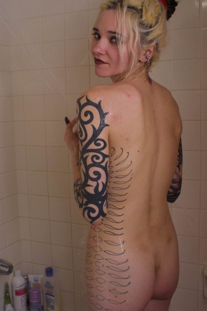 Jeune blonde tatouée sous la douche
 #78776426