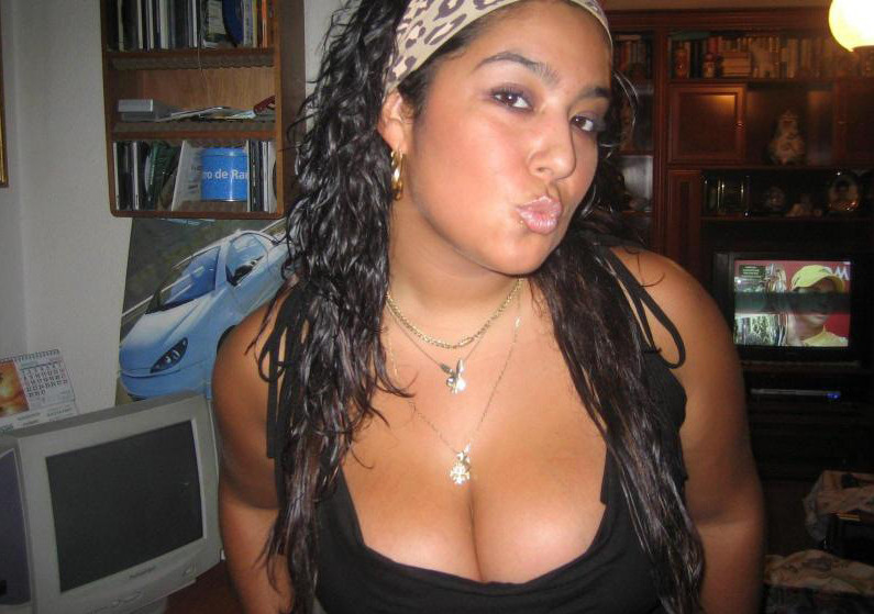 Ebony teen gfs in posa per foto da cellulare
 #67172575