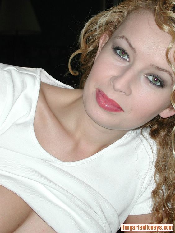 Nena de pelo rizado inserta un consolador rojo en su vagina peluda
 #79455665