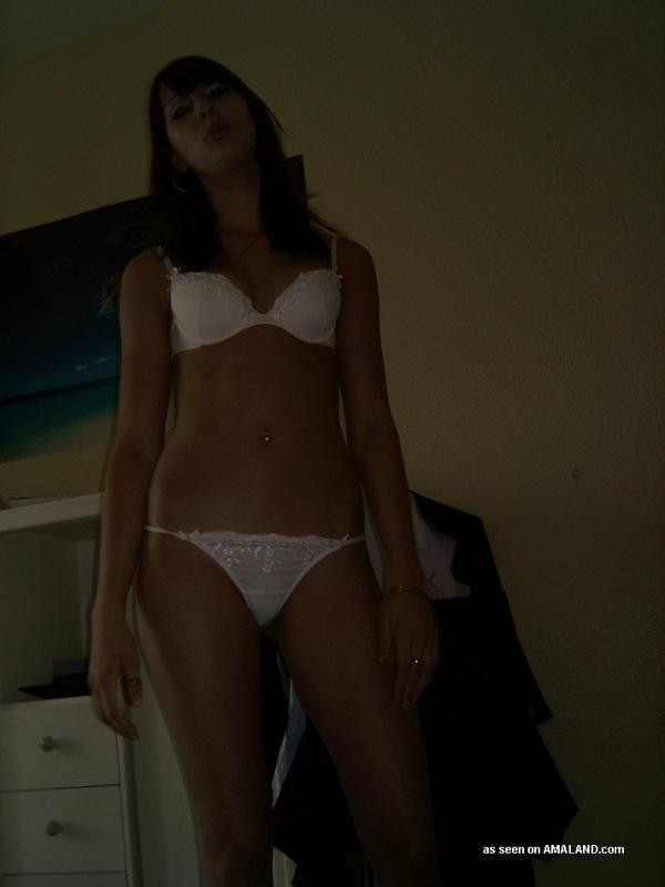 Une nana se déshabille jusqu'aux sous-vêtements dans une compilation de photos.
 #76127540