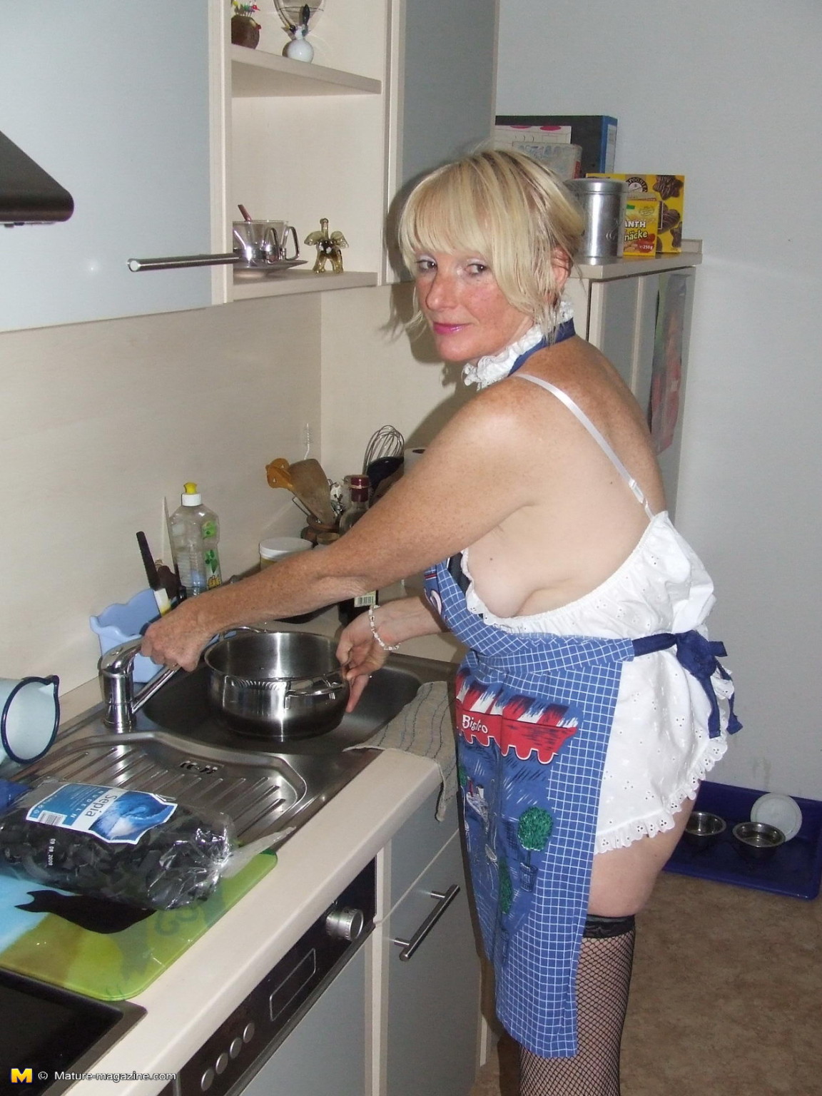 Freche Hausfrau wird in der Küche verspielt
 #74626037