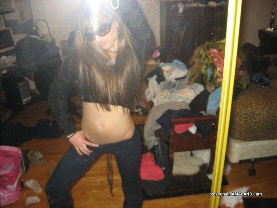 Photos d'une nana coquine amateur faisant un selfshooting en lingerie
 #67611834