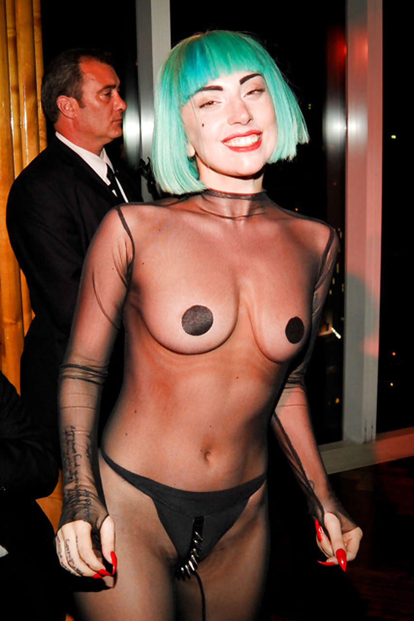 Lady Gaga fait tomber son haut transparent et montre ses superbes seins aux paparazzi.
 #75300769