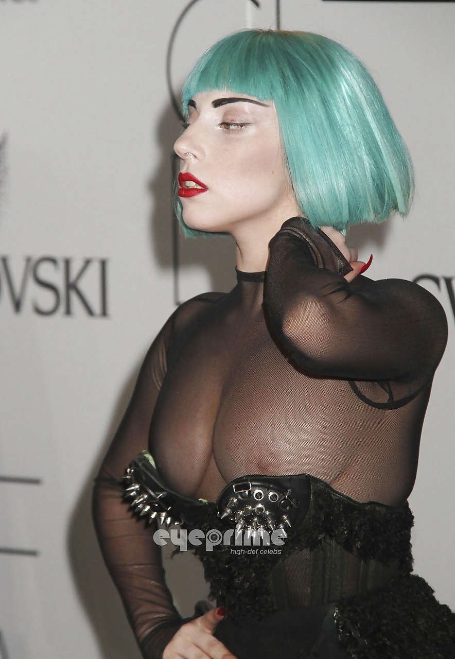 Lady Gaga fait tomber son haut transparent et montre ses superbes seins aux paparazzi.
 #75300818
