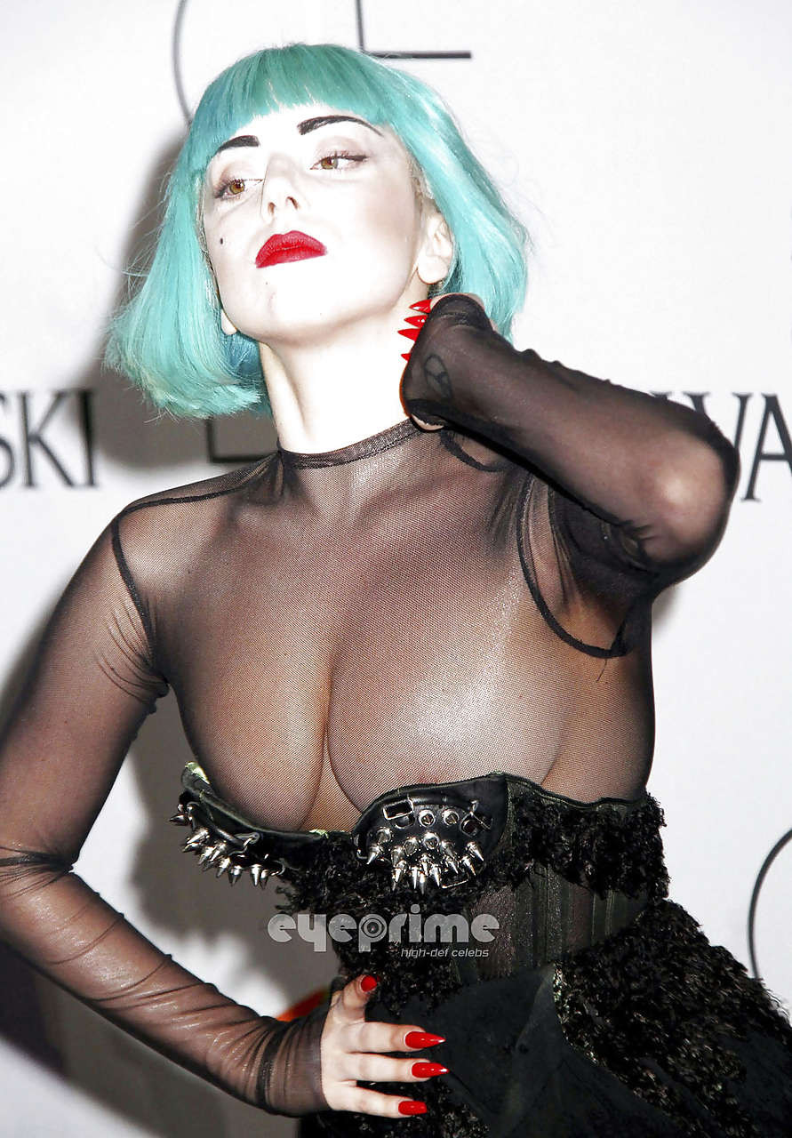 Lady Gaga fait tomber son haut transparent et montre ses superbes seins aux paparazzi.
 #75300823
