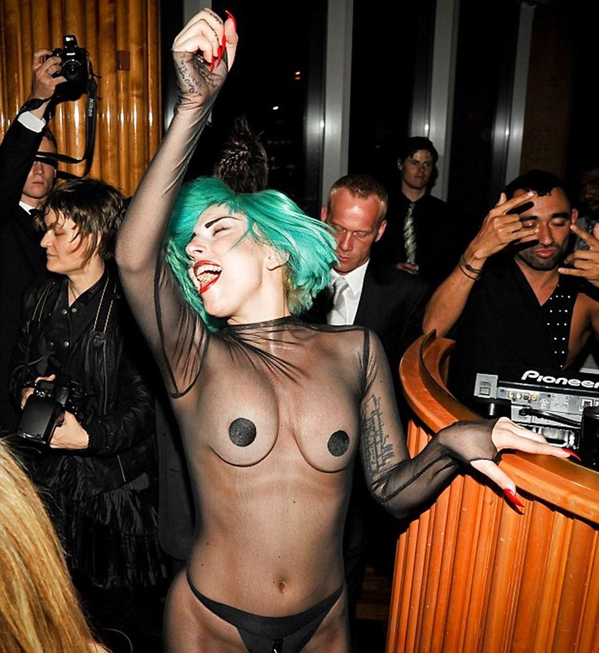 Lady Gaga fait tomber son haut transparent et montre ses superbes seins aux paparazzi.
 #75300860