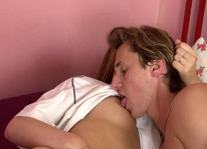 Joven amateur cachonda se folla a un desconocido
 #78579562