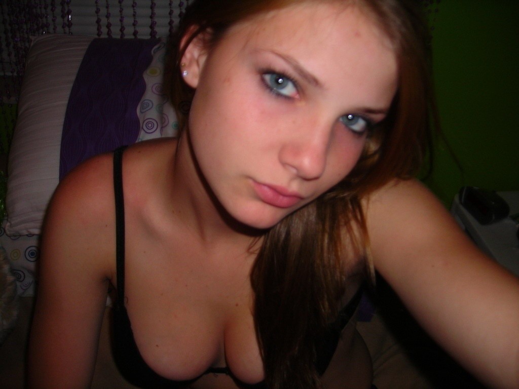Foto di una gf in bikini dagli occhi blu che si fotografa da sola
 #70332437